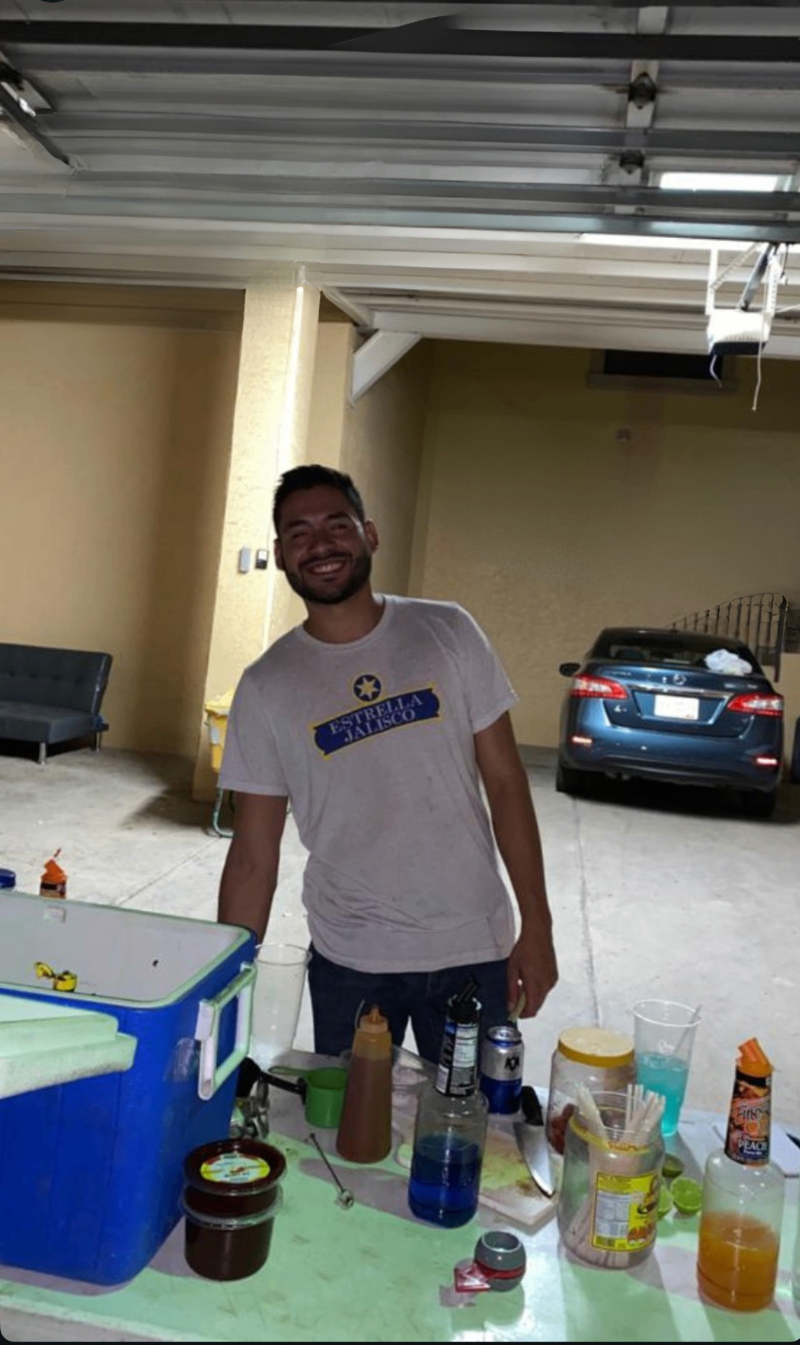 Vendiendo micheladas en el portón de mi casa